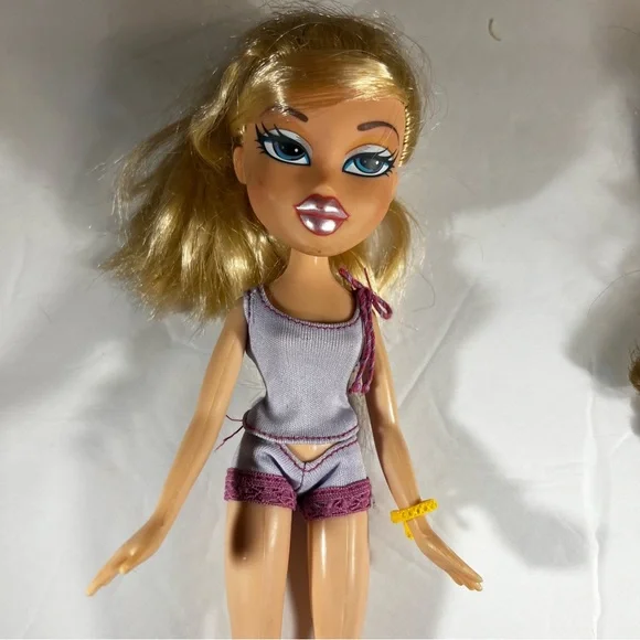 Bratz Dolls Lot of 4 with Extra Clothes and Accessories Y2K Fashion Dolls - Picture 5 of 7